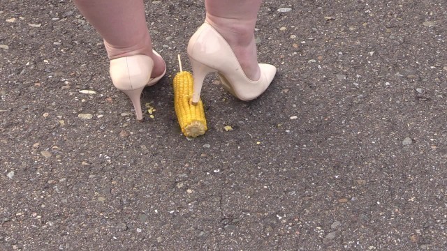 Crush-fetish. Thick Legs in Heels Crushed the Corn Mercilessly.